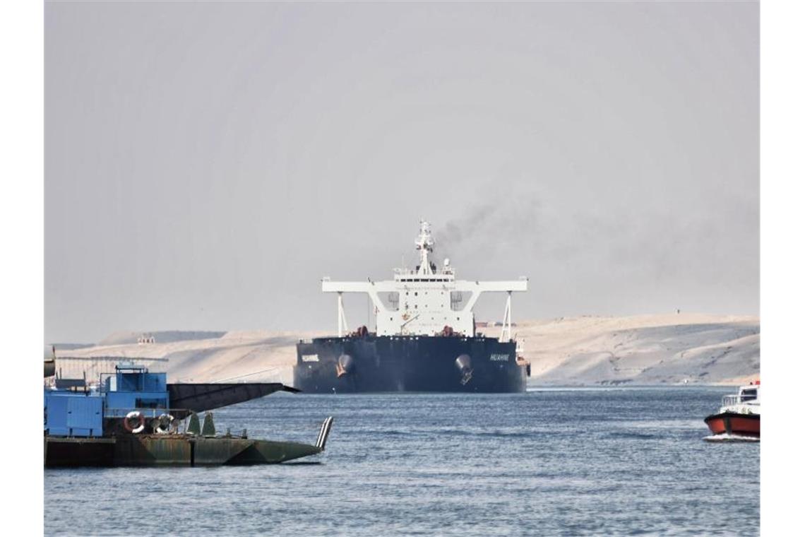 Schiffe fahren durch den Suezkanal. Nach tagelanger Blockade durch einen quergestellten Riesenfrachter fließt der Schiffsverkehr wieder durch die Wasserstraße. Foto: Sayed Hassan/dpa