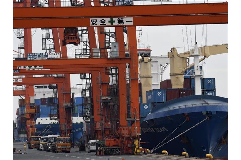 Schiffe im Hafen von Tokio. Nun möchte Großbritannien Mitglied im Handelsabkommen der Pazifikanrainerstaaten werden. Foto: Franck Robichon/EPA/dpa