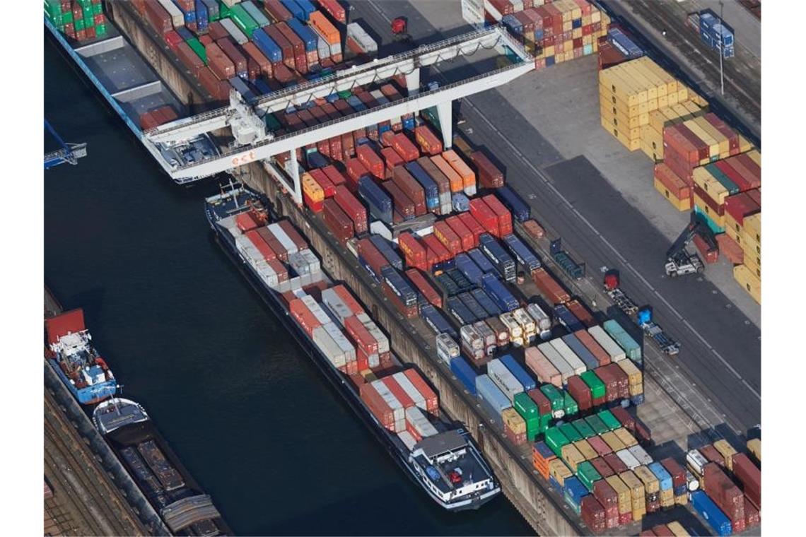 Schiffe werden im Containerhafen beladen. Foto: Bernd Thissen/dpa