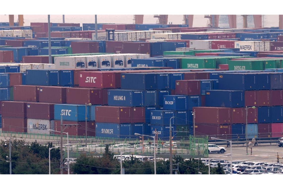 Schiffscontainer an einem Hafen. (Archivfoto) (zu dpa: «Wirtschaftsinstitute verdoppeln Konjunkturprognose»)