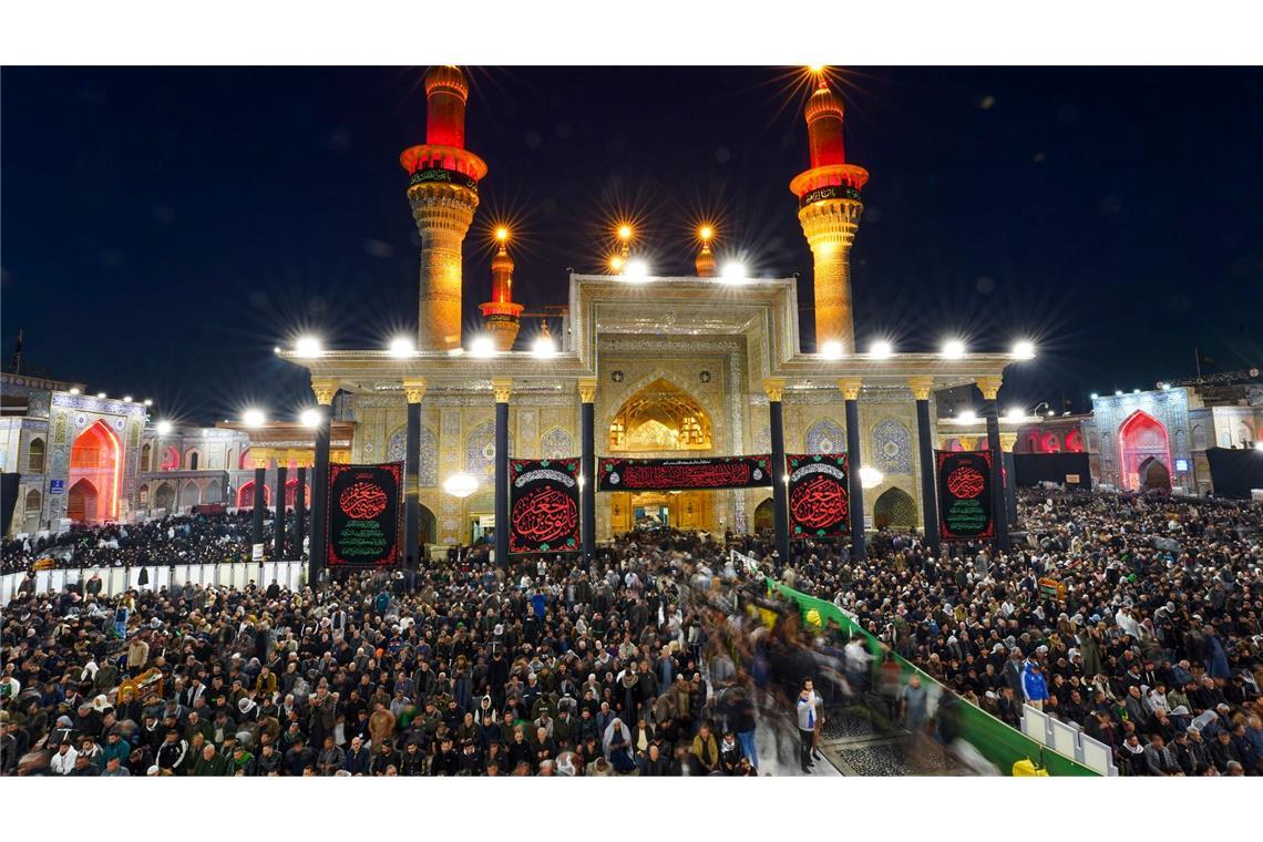 Bilder des Tages Schiitische Gläubige versammeln sich am goldenen Kuppelschrein von Imam Moussa al-Kazim, der Ende des achten Jahrhunderts starb, während der jährlichen Gedenkfeier zum Tod des Imams.