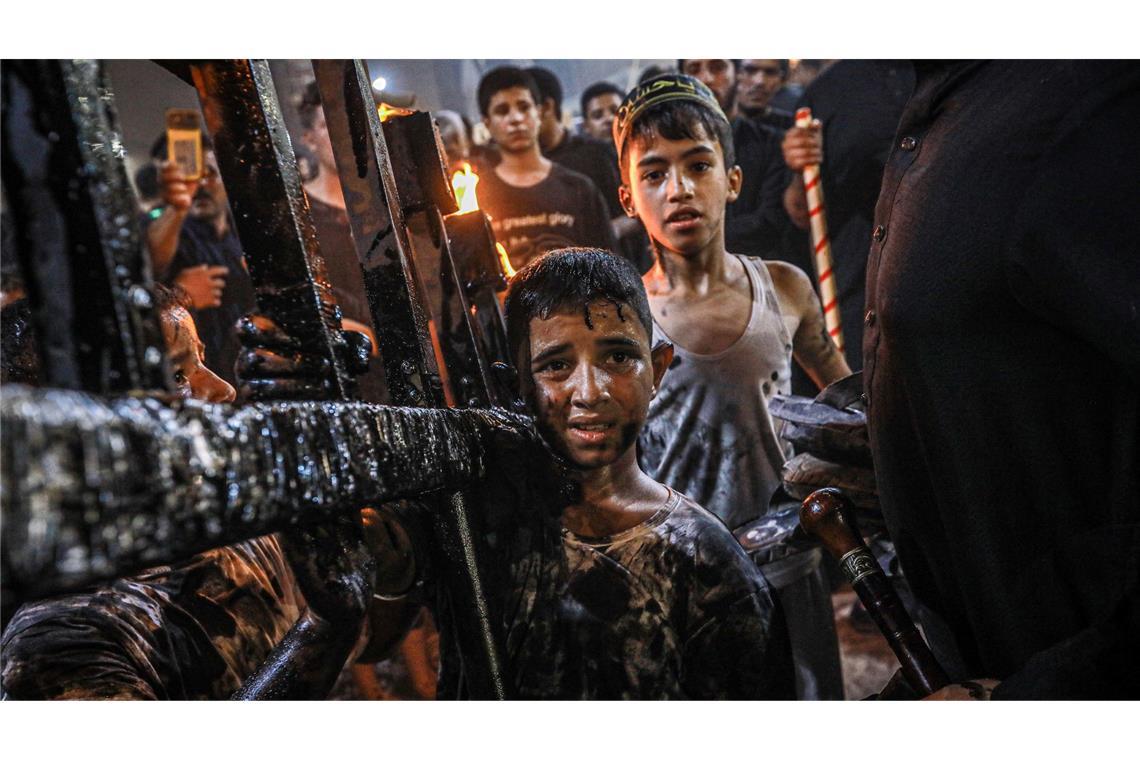 Bilder des Tages Schiitische Muslime führen in Nadschaf im Irak während einer religiösen Prozession vor dem Aschura-Tag, dem zehnten Tag des heiligen Monats Muharram, Trauerrituale durch.