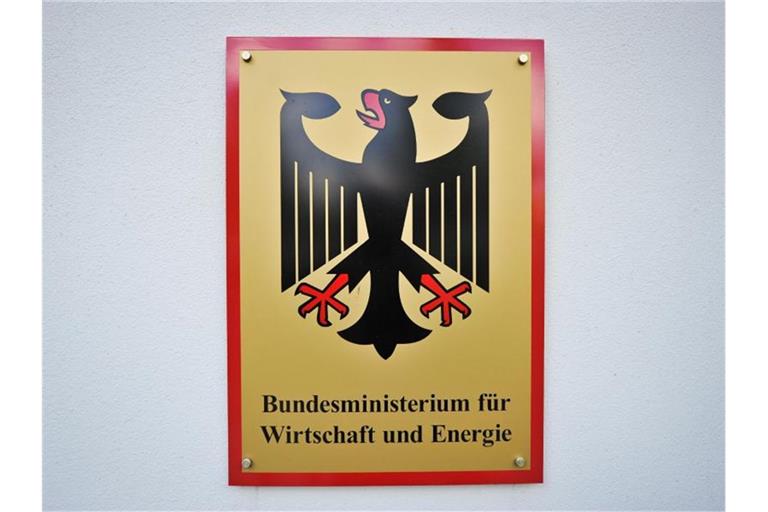 Schild am Bundesministerium für Wirtschaft in Berlin. Die Beschlussvorlage des Wirtschaftsministeriums soll Mitte der Woche vom Kabinett verabschiedet werden. Foto: Ole Spata