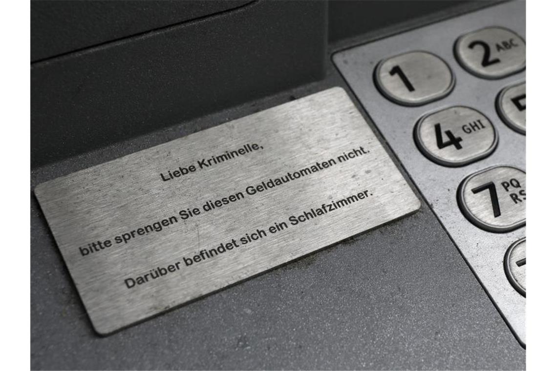Schild an Geldautomat. Foto: Oliver Berg/dpa/Archivbild