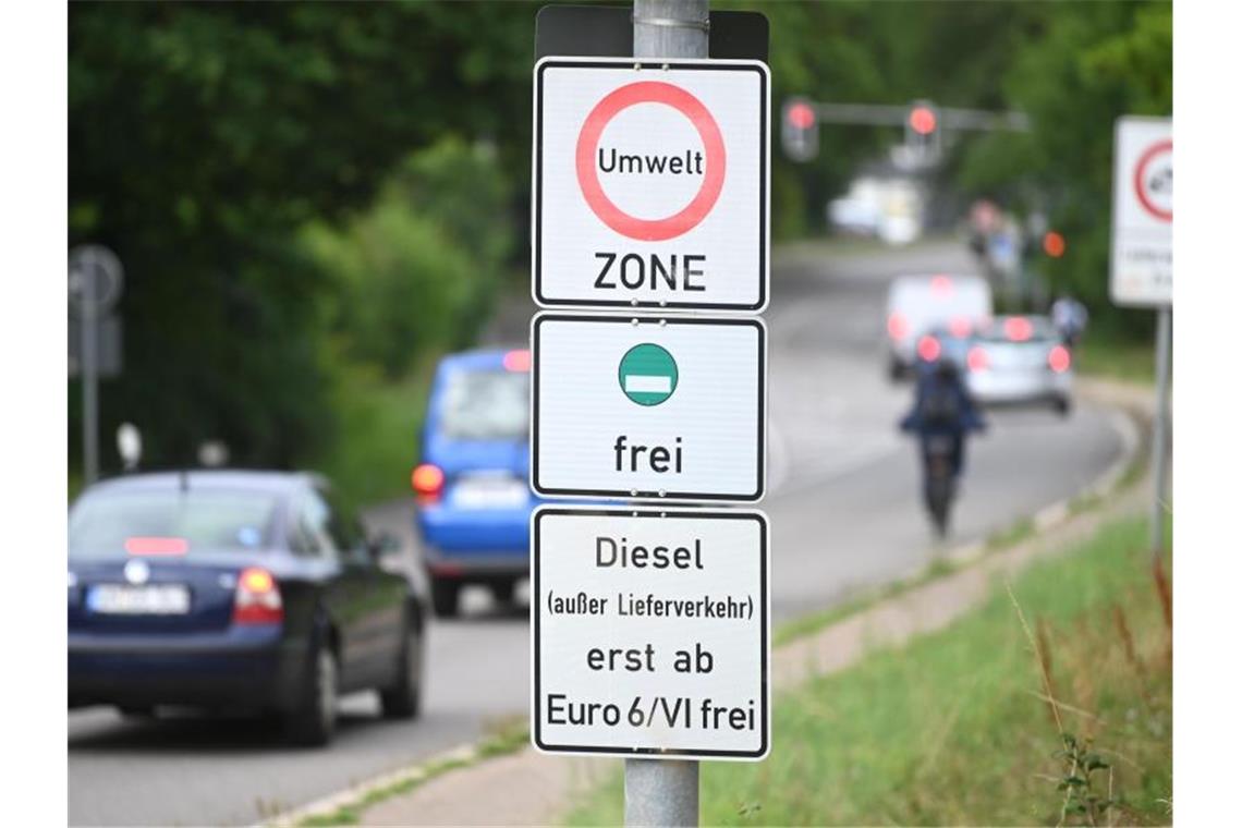 Schild, das auf ein Fahrverbot für Dieselfahrzeuge der Euronorm 5/V und schlechter hinweist. Foto: Marijan Murat/dpa