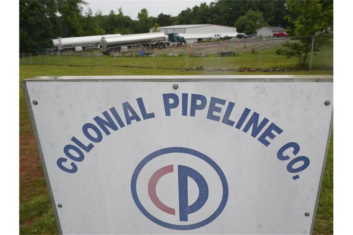 Schild der Colonial Pipeline Company. Foto: Chris Carlson/AP/dpa