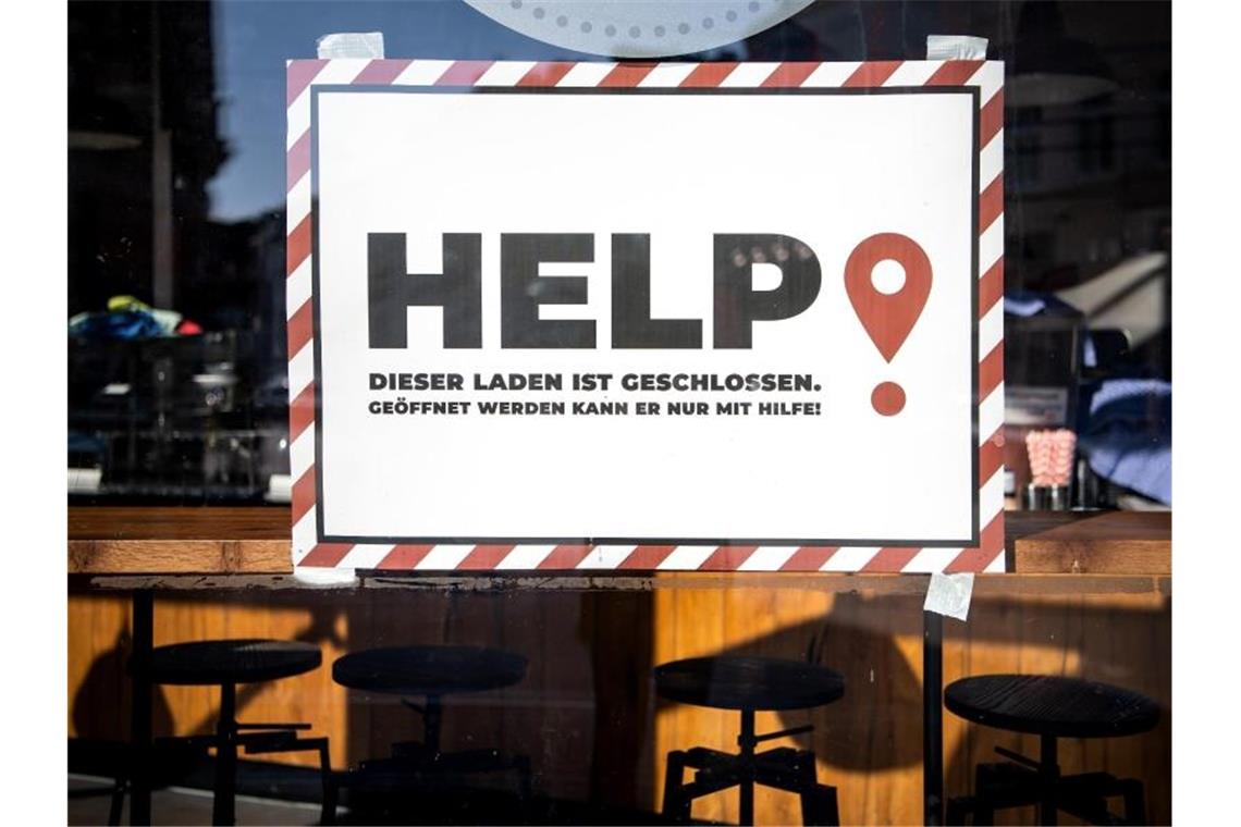 Schild im Fenster eines geschlossenen Lokals in Bremen. Foto: Sina Schuldt/dpa