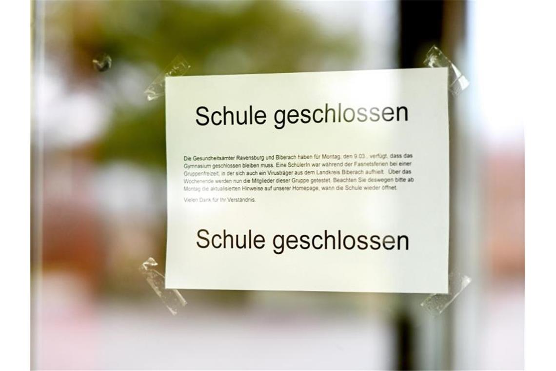 Mehrere Schulen wegen Coronavirus geschlossen Schild mit Aufschrift „Schule geschlossen“ hängt an Eingangstür des Gymnasiums in Bad Waldsee. Foto: Felix Kästle/dpa