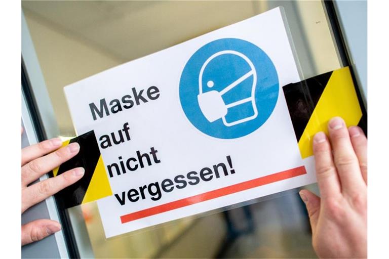 Schild mit der Aufschrift „Maske auf nicht vergessen!“ im Neuen Gymnasium in Oldenburg. Foto: Hauke-Christian Dittrich/dpa