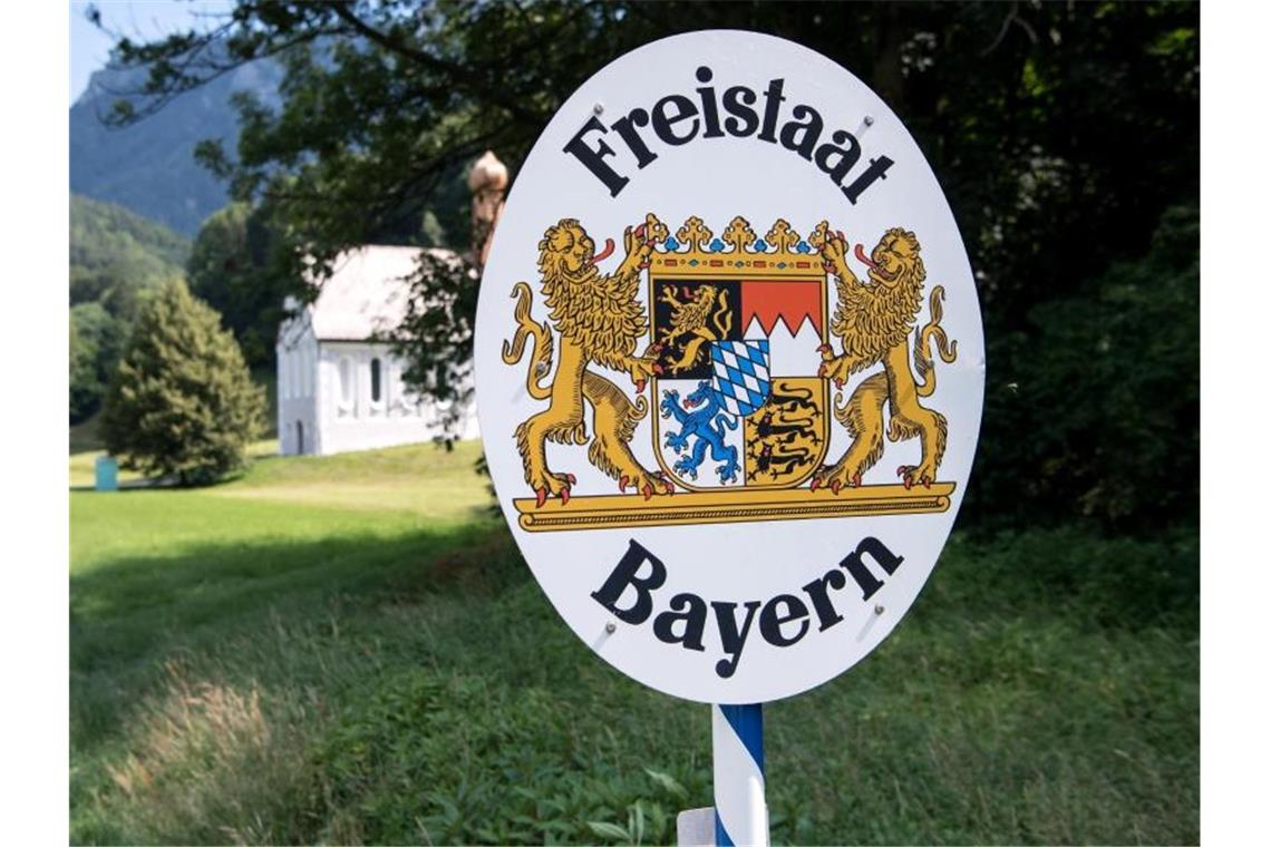 Schild unweit der Grenze von Bayern zu Österreich. Foto: Sven Hoppe/dpa