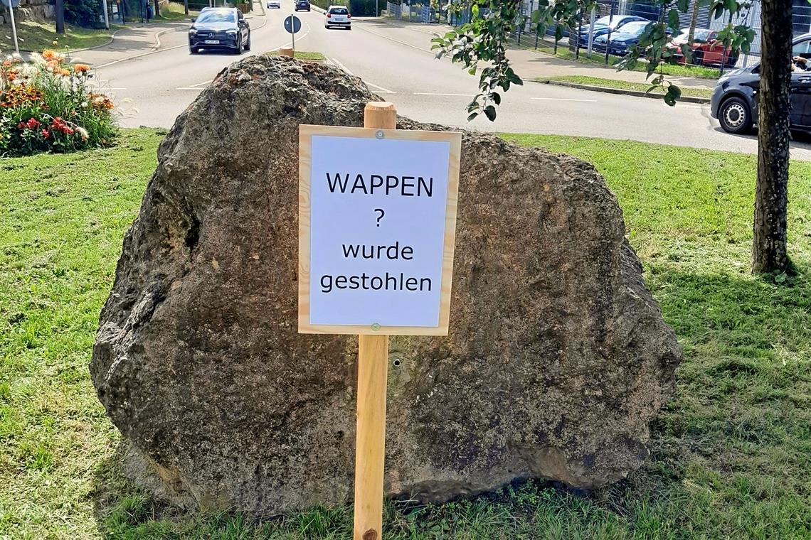 Wappen von Allmersbach im Tal gestohlen Schild weist auf den Diebstahl hin. Foto: privat