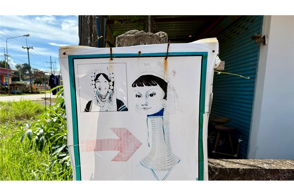 Bei den Langhalsfrauen von Chiang Rai: Kultur oder Kommerz? Schilder an der Straße weisen Touristen den Weg zu den Dörfern.