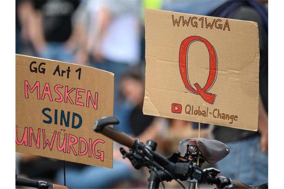 Verwaltungsgerichtshof: „Querdenken“-Demos bleiben verboten Schilder stehen bei einer Protestkundgebung der Initiative „Querdenken 711“ auf Fahrrädern. Foto: Sebastian Gollnow/dpa/Archivbild