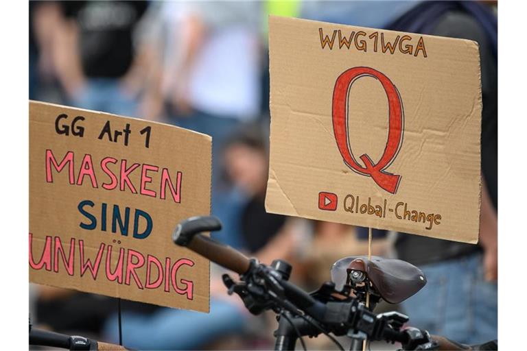 Schilder stehen bei einer Protestkundgebung der Initiative „Querdenken 711“ auf Fahrrädern. Foto: Sebastian Gollnow/dpa/Archivbild