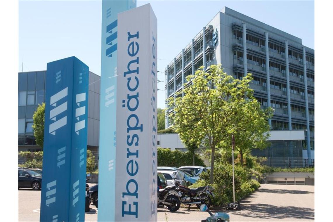 Eberspächer schließt Werk mit 300 Mitarbeitern in Esslingen Schilder stehen vor dem Firmensitz des Zulieferers Eberspächer. Foto: Sebastian Kahnert/dpa/Archivbild