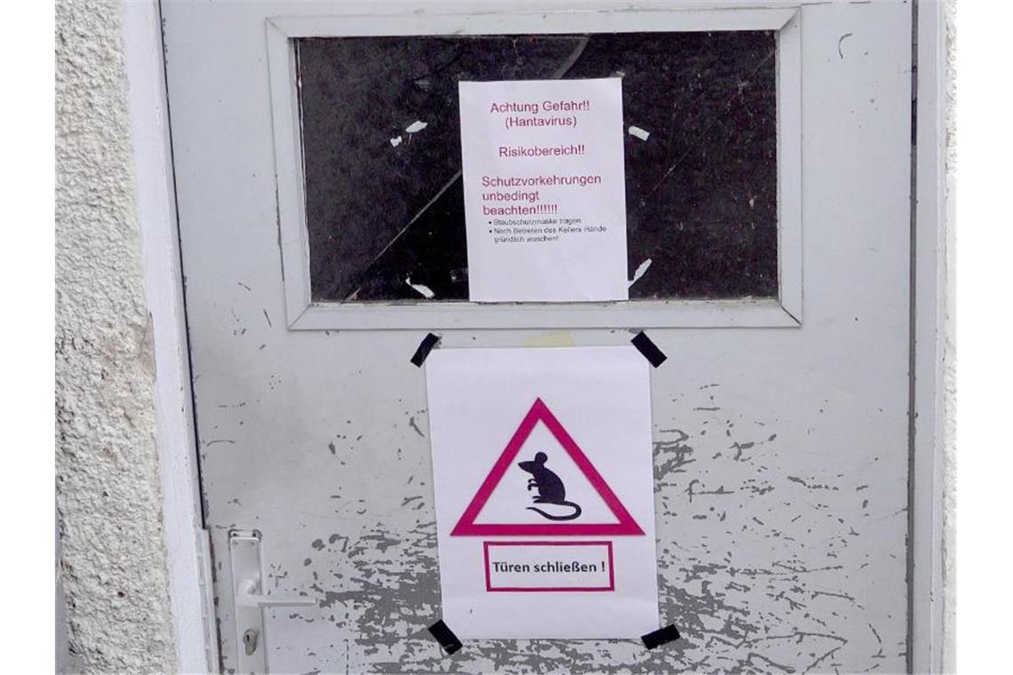 Schilder warnen vor dem Hantavirus. Foto: Alexander Woelfl/SDMG/dpa/Archivbild