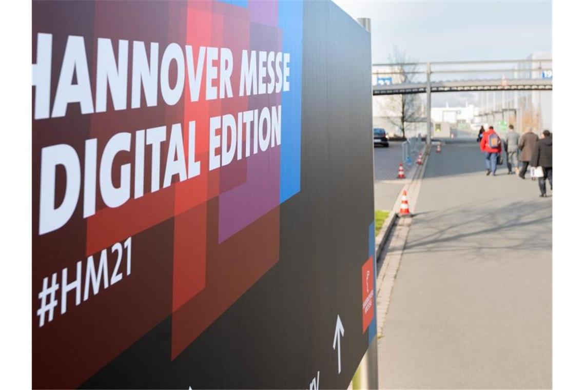 Schilder weisen auf dem Messegelände auf die digitale Version der Hannover Messe hin. Die weltgrößte Industrieschau hatte 2021 nur als Digitalformat laufen können. Foto: Julian Stratenschulte/dpa