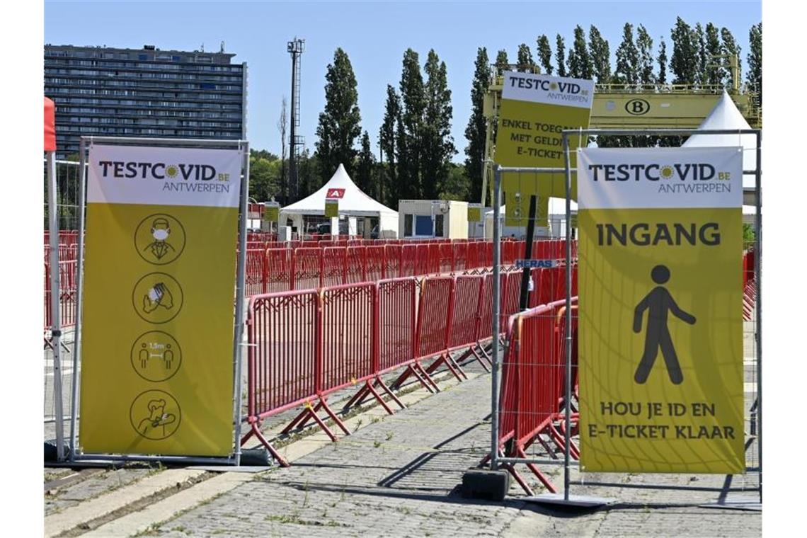 Schilder weisen auf eine Corona-Testanlage an der Veranstaltungsstätte „Spoor Oost“ in Antwerpen hin. Foto: Eric Lalmand/BELGA/dpa
