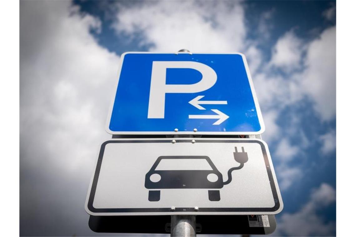 Schilder weisen auf Parkplätze für Elektroautos hin. Foto: Hendrik Schmidt/dpa-Zentralbild/dpa