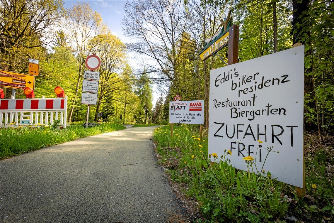 Bis zu 90 Prozent weniger Umsatz Schilder weisen darauf hin: Avia hat geöffnet, die Zufahrt zu Eddis Biergarten ist frei.