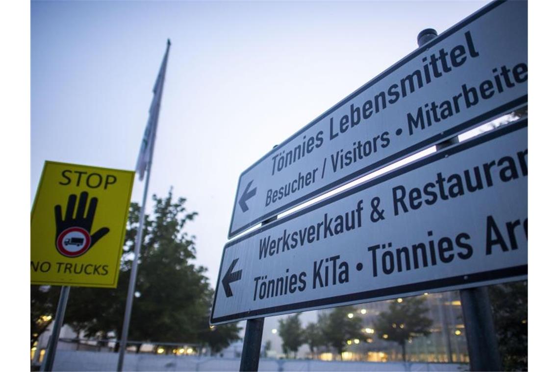 Schilder weisen den Weg zum Hauptgebäude, zu Werksverkauf, Kita und Tönnies Arena auf dem Gelände des Fleischwerks Tönnies. Foto: David Inderlied/dpa