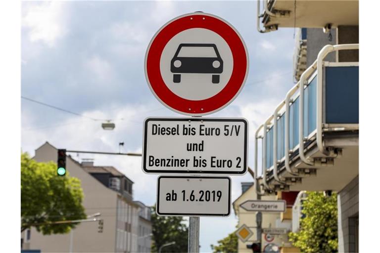Schilder weisen in der Heinrichstraße in Darmstadt auf das Diesel-Fahrverbot hin. Foto: Guido Schiek/dpa