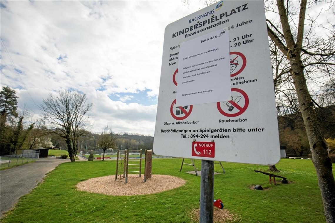 Schilder weisen, wie hier in den Etzwiesen, weisen seit gestern darauf hin, dass die öffentlichen Spielplätze nicht mehr benutzt werden dürfen. Foto: A. Becher