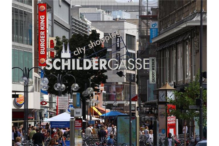 Schildergasse in Köln: Besonders der Modehandel, die Elektronikanbieter und die Einrichtungshäuser leiden unter der Abwanderung der Kunden ins Internet. Foto: Oliver Berg