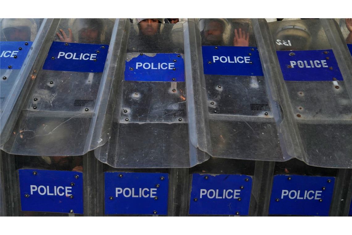 Schildwall: Pakistanische Polizisten beziehen Position am Rande eines pro-palästinensischen Marsches auf Islamabad.