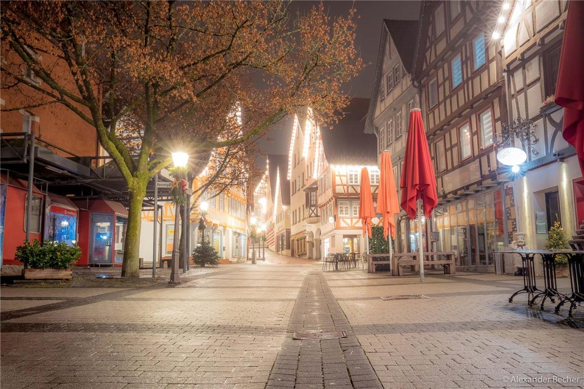 Schillerstrasse // Ausgangssperren. leere Straßen in der Backnanger Innenstadt