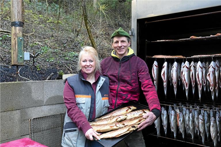 Schimmernde Forellen aus dem Räucherofen von Evelin Baur und Jochen Rieker. Foto: J. Fiedler