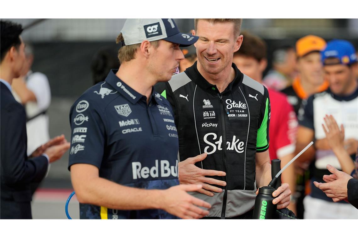 Schimpft über die neue Hitze-Regel der Formel 1: Max Verstappen (l).