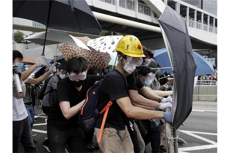 Schirme und Schutzbrillen gegen Tränengas und Pfefferspray. Foto: Vincent Yu/AP