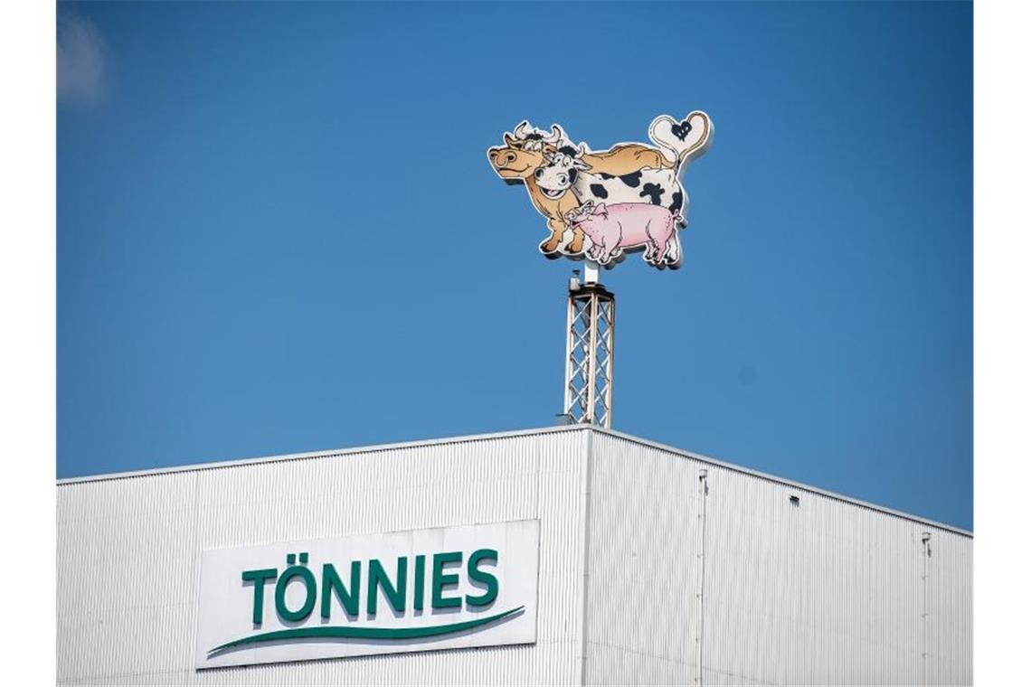 Schlachtbetrieb von Tönnies in Rheda-Wiedenbrück und weitere Subunternehmer hatten Ende vergangener Woche Anträge auf Erstattung von Lohnkosten durch das Land Nordrhein-Westfalen gestellt. Foto: Guido Kirchner/dpa