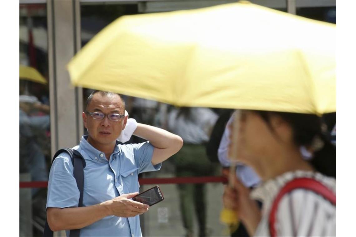 Heiß, heißer, Tokio - Olympia wird zur Qual Schlag die Hitze lautet der IOC-Slogan für die Wettkämpfe in Tokio bei bis zu 40 Grad und nahezu unerträglich hoher Luftfeuchtigkeit. Foto: Koji Sasahara/AP/dpa