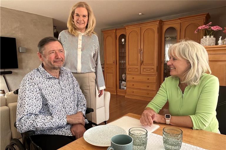 Schlaganfallhelferin Annette Gunser (rechts) unterstützt Jens und Kerstin Fischer. Foto: Christian Siekmann