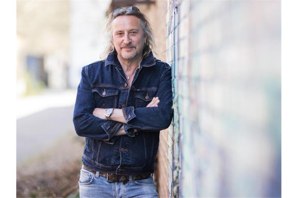 Schlagersänger Dieter Thomas Kuhn lehnt am Rande eines Interviews an einer Mauer. Foto: Tom Weller/dpa/Archivbild