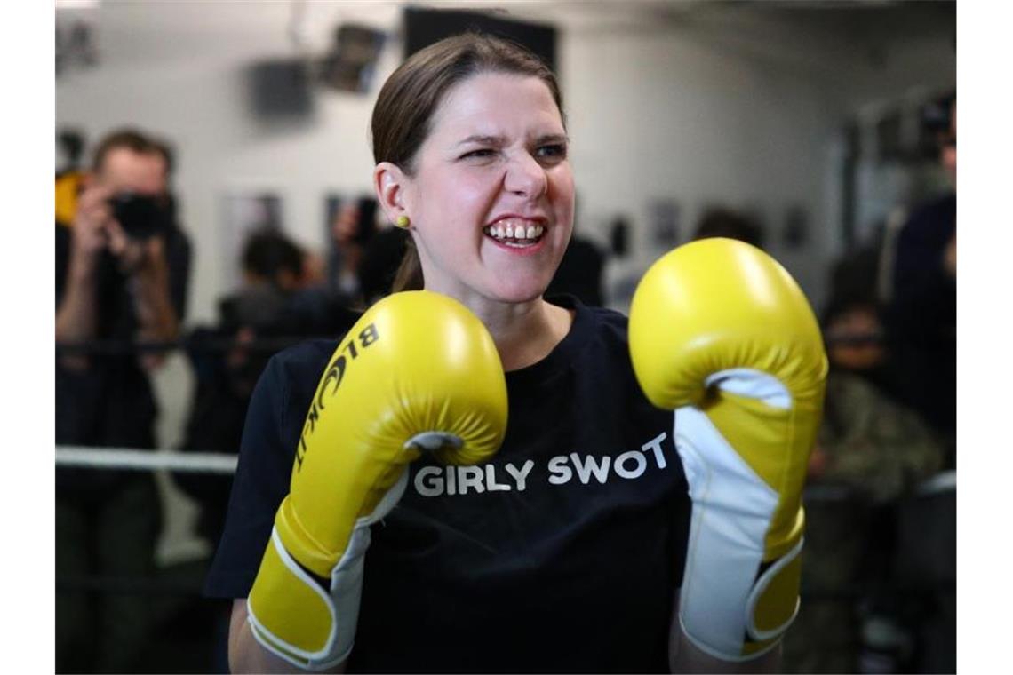 Wahlkampf in Großbritannien auf Zielgerade - Labour holt auf Schlagkraft kann sie gebrauchen: Jo Swinson, Vorsitzende der Liberaldemokraten, besucht während des Wahlkampfes ein Boxstudio. Foto: Aaron Chown/PA Wire/dpa