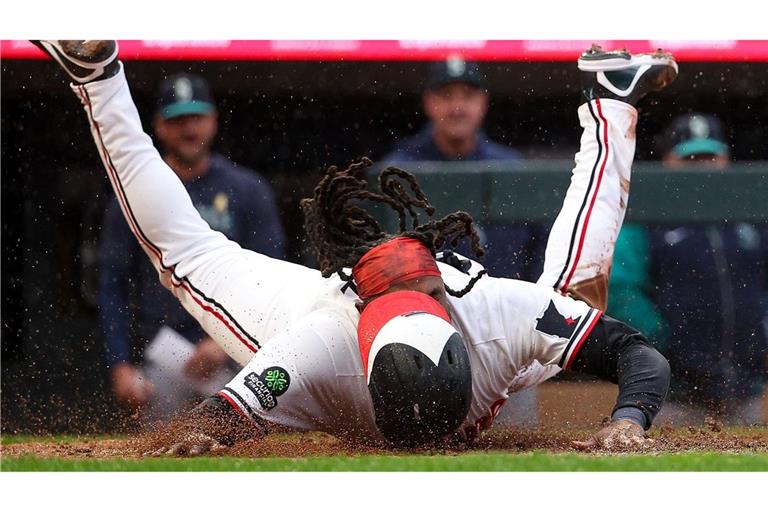 Schlagmann der Minnesota Twins, Josh Bell, rutscht sicher auf die Home Plate.