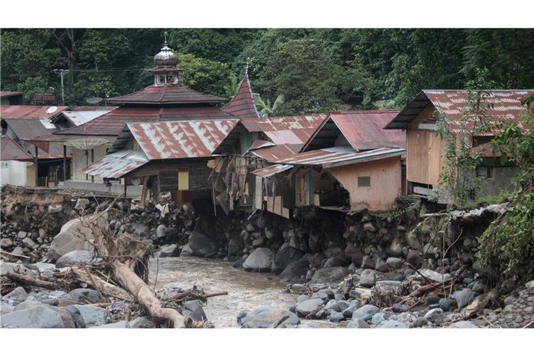 Schlammlawinen haben zahlreiche Häuser  in Sumatra zerstört.