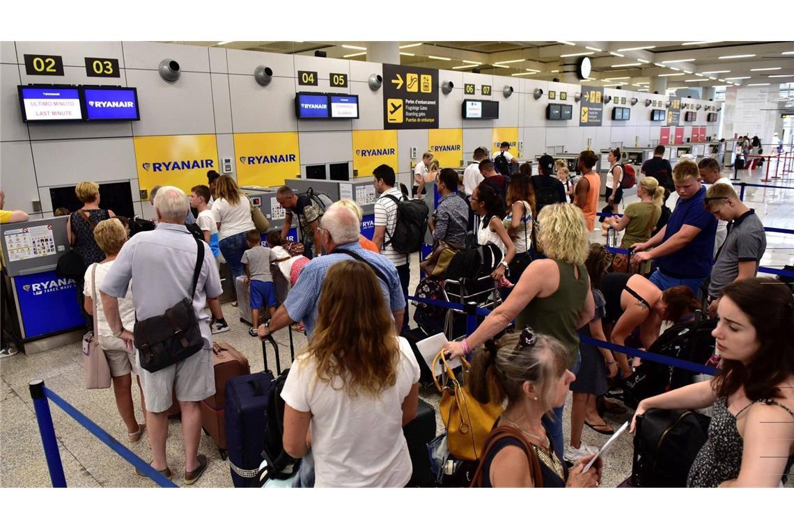 Fluglotsen streiken in Frankreich – Stuttgart und Karlsruhe betroffen Schlange am Ryanair-Schalter auf Mallorca (Archiv).