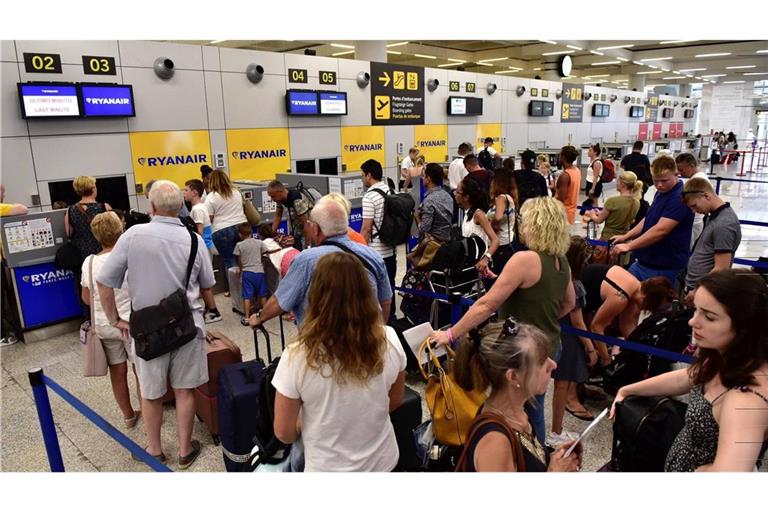Schlange am Ryanair-Schalter auf Mallorca (Archiv).