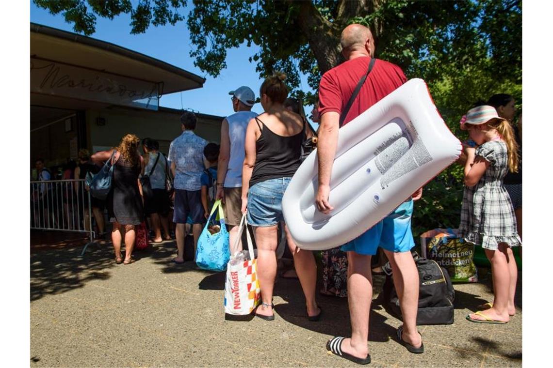 Berlin wird bis 2050 so warm wie das australische Canberra Schlange stehen in Shorts und Badelatschen: In könnte es bis 2050 so heiß werden wie in Australien. Foto: Gregor Fischer