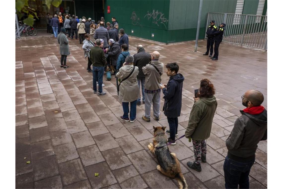 Schlange stehen vor dem Wahllokal: Rund 37 Millionen Wahlberechtigte sind zum zweiten Mal in diesem Jahr aufgerufen, ein neues Parlament zu wählen. Foto: Emilio Morenatti/AP/dpa