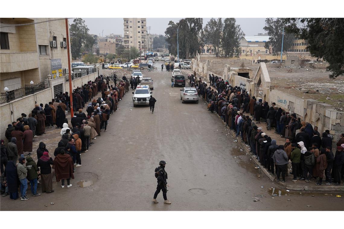 Schlange stehen zum Waffen abgeben