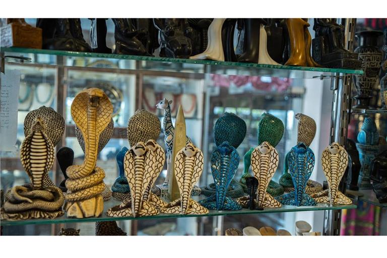Schlangen-Souvenirs in Ägypten – einem der schlangenreichsten Länder der Welt.