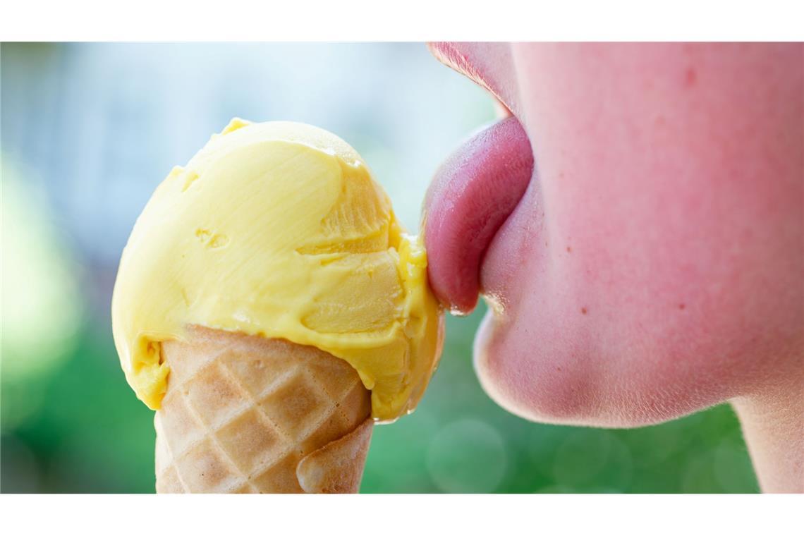 Schlangen vor Eisdielen - damit muss am Wochenende gerechnet werden.  (Archivbild)