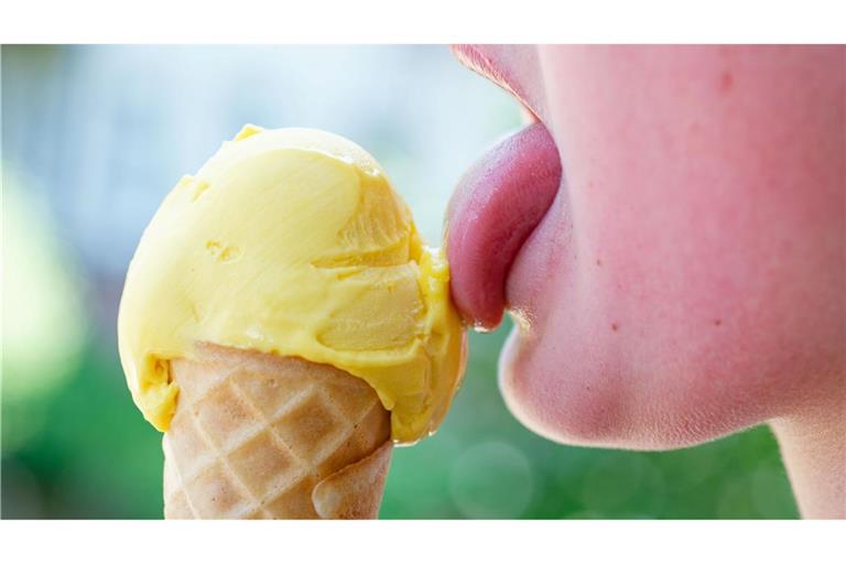 Schlangen vor Eisdielen - damit muss am Wochenende gerechnet werden.  (Archivbild)