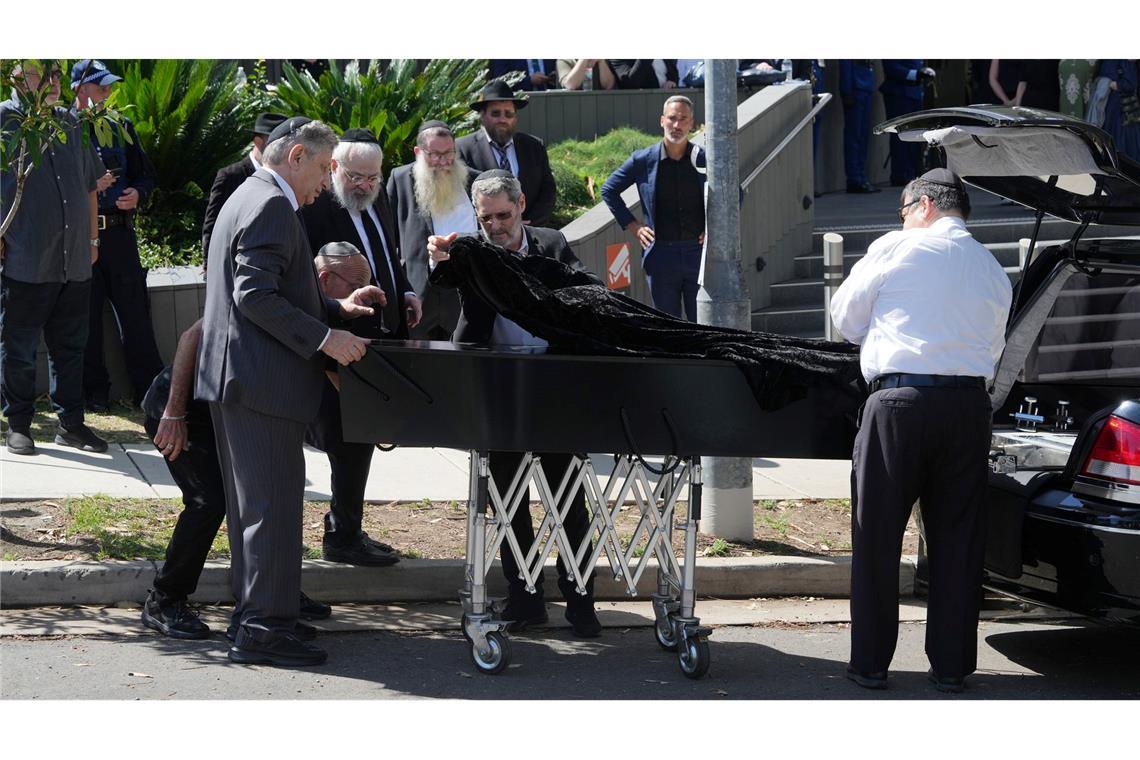 Schlanger hinterlässt Berichten zufolge fünf Kinder.
