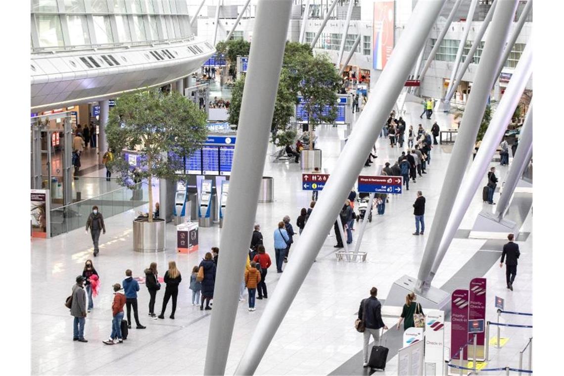 5587 Corona-Neuinfektionen in Deutschland Schlangestehen vor einem Testzentrum am Düsseldorfer Flughafen. Nicht nur Reisende können sich hier testen lassen. Foto: Marcel Kusch/dpa